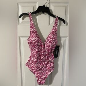 🌸NEW Simon Chang Women’s Pink & White Leopard Print One Piece Swimsuit Size 8